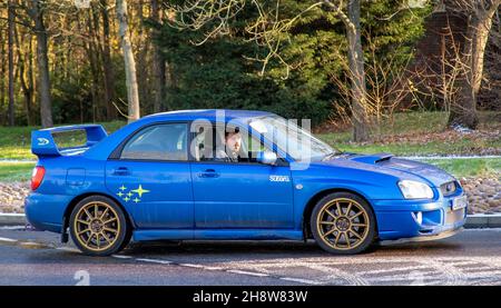 Milton Keynes, Regno Unito, 2 dicembre 2021. 2003 Subaru. Rispondendo a una richiesta dei social media dell'ultimo minuto da parte della famiglia, gli appassionati di auto locali hanno portato fuori le loro auto classiche e supercar per il funerale del compagno di auto Roger Coulson, morto di recente di 73 anni. Credit: Sue Thatcher/Alamy Live News Foto Stock