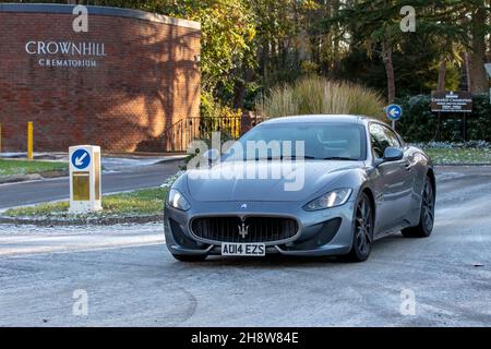 Milton Keynes, Regno Unito 2 dicembre 2021.2014 Maserati supercar. Rispondendo a una richiesta dei social media dell'ultimo minuto da parte della famiglia, gli appassionati di auto locali hanno portato fuori le loro auto classiche e supercar per il funerale del compagno di auto Roger Coulson, morto di recente di 73 anni. Credit: Sue Thatcher/Alamy Live News Foto Stock