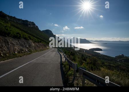 Un'autostrada costiera di montagna sulla costa dalmata della Croazia meridionale con una stella del sole Foto Stock