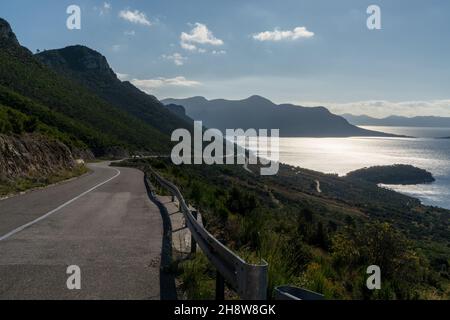 Un'autostrada costiera di montagna sulla costa dalmata della Croazia meridionale Foto Stock