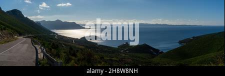 Un panorama di una strada costiera di montagna sulla costa dalmata della Croazia meridionale Foto Stock