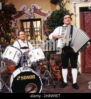 Gebrüder Fritz und Elmar Wepper bei der Hausmusik in der Fernsehproduktion «Geschichten aus der Heimat», Deutschland um 1993. I fratelli Wepper Fritz ed Elmar suonano musica tradizionale bavarese nella produzione televisiva "Geschichten aus der Heimat", in Germania, intorno al 1993. Foto Stock