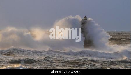 Il faro della Mangiabarche avvolto dalle onde di una tempesta di vento mistrale Foto Stock