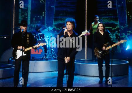 BAP, deutsche Rock Band, Kölschrock mit Gitarrist Klaus Major Heuser, Sänger und Frontmann Wolfgang Niedecken, Gitarrist Helmut Krummininga, spielen bei der TV Gala: Zeit für Menschlichkeit, Südwestrundfunk, 1999. BAP, rock band tedesca, Kölschrock con il chitarrista Klaus Major Heuser, il cantante e frontman Wolfgang Niedecken, il chitarrista Helmut Krumminga, suona al Gala TV: Zeit für Menschlichkeit, Südwestrundfunk, 1999. Foto Stock