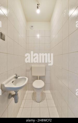 Bagno lussuoso con un delizioso wc e un piccolo lavandino Foto Stock