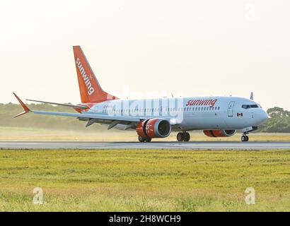 MATANZAS, CUBA - 08 ottobre 2021: La Sunwing Airlines Boeing 737-800 nell'aeroporto di Varadero, Cuba su sfondo blu cielo Foto Stock