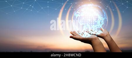 Mano di mano umana tenere tendenze di connessione online metaverse tecnologia e innovazione digitale business concetto nel 2022, mano di businessman tenere Foto Stock