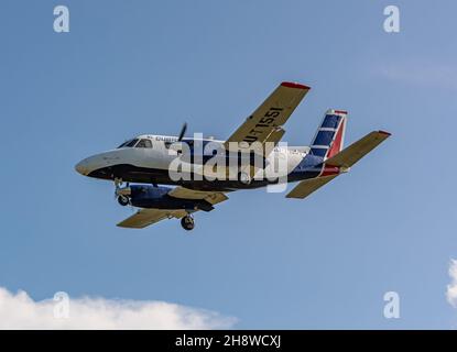 MATANZAS, CUBA - 16 ottobre 2021: L'Embraer EMB 110 nell'aeroporto di Varadero, Cuba su sfondo cielo blu Foto Stock