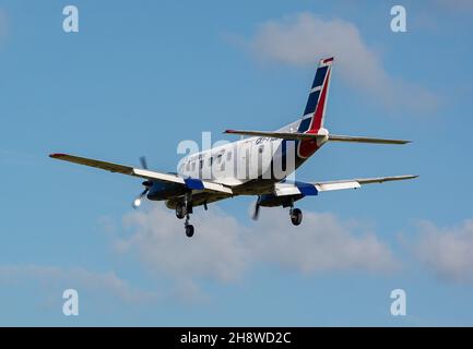 MATANZAS, CUBA - 16 ottobre 2021: L'Embraer EMB 110 nell'aeroporto di Varadero, Cuba su sfondo cielo blu Foto Stock