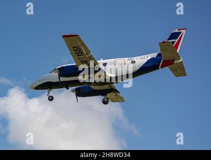 MATANZAS, CUBA - 16 ottobre 2021: L'Embraer EMB 110 nell'aeroporto di Varadero, Cuba su sfondo cielo blu Foto Stock