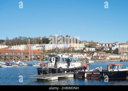 Bristol, Regno Unito. 2 Dic 2021. Mattina fredda e fresca con sole basso la passeggiata del porto. Credit: JMF News/Alamy Live News Foto Stock