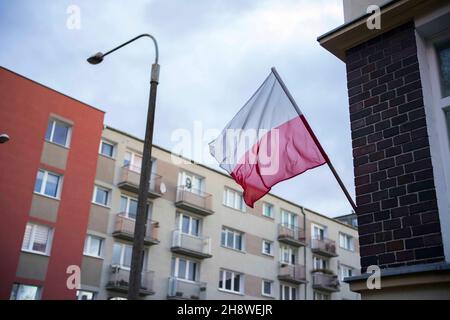 Poznan, Wielkopolska, Polonia. 2 Dic 2021. Gli ultimi giorni sono stati freddi in Polonia. Nevciò la prima volta. Ieri sera e stamattina erano ventose. Nella foto: Bandiera nazionale che sventola nel vento. (Credit Image: © Dawid Tatarkiewicz/ZUMA Press Wire) Foto Stock