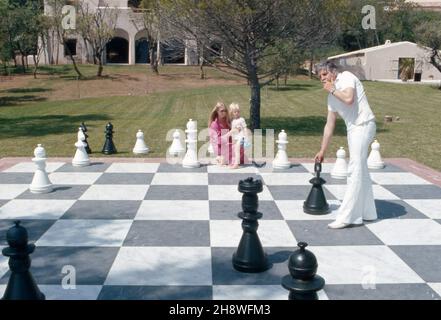 Gunter Sachs mit Ehefrau Mirja und den Söhnen Christian Gunnar beim Schachspiel in Saint Tropez, Frankreich 1990er Jahre. Gunter Sachs con la moglie Mirja e il figlio Christian Gunnar che gioca a scacchi giganti a St. Tropez, Francia anni '90. Foto Stock