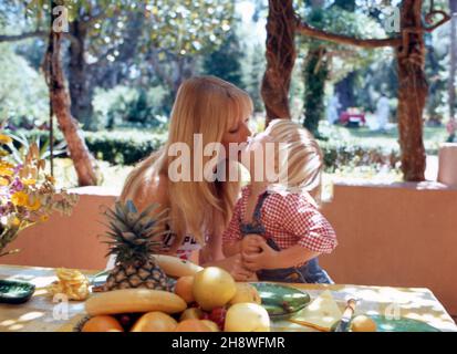 Mirja Larson, Ehefrau von Unternehmer Gunter Sachs, mit Sohn Christian Gunnar im Urlaub, ca. 1974. Mirja Larson, moglie dell'imprenditore Gunter Sachs, con il figlio Christian Gunnar in vacanza, circa 1974. Foto Stock