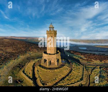 Affascinante scatto della Torre Darwen sotto il cielo blu, Lancashire Foto Stock