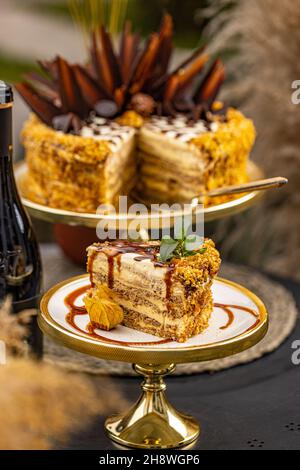Torta di noce a strati fantasia con guarnizione al caramello, concetto di amanti della torta Foto Stock