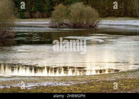 Dundee, Tayside, Scozia, Regno Unito. 2 Dic 2021. Meteo Regno Unito. Il clima del nord-est della Scozia a dicembre è amaramente freddo con temperature fino a 3°C. Clatto Country Park in Dundee rurale offre un vivace inverno vibe a causa del ghiaccio che si è sviluppato sul parco stagno. Credit: Dundee Photographics/Alamy Live News Foto Stock