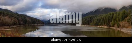 Vista panoramica della diga di Cleveland e del lago Capilano Foto Stock