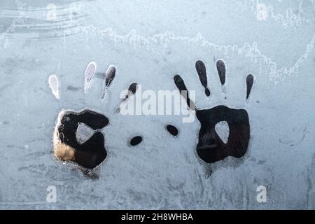 Coppia di stampe a mano su vetrata invernale gelata, stampe a mano meted all'aperto. Spazio di copia. Foto Stock