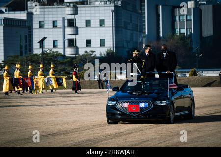 Seul, Corea del Sud. 2 dicembre 2021. Austin III, a destra, il Segretario della Difesa statunitense Lloyd J., esamina la guardia d'onore con il Ministro della Difesa sudcoreano Suh Wook, durante la cerimonia di arrivo al Ministero della Difesa Nazionale 2 dicembre 2021 a Seoul, Corea del Sud. Credit: Chad McNeeley/DOD/Alamy Live News Foto Stock