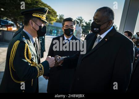 Seul, Corea del Sud. 2 dicembre 2021. Austin III, a destra, è stato introdotto dai funzionari militari sudcoreani dal ministro della Difesa sudcoreano Suh Wook, Center, durante la cerimonia di arrivo al Ministero della Difesa Nazionale 2 dicembre 2021 a Seoul, Corea del Sud. Credit: Chad McNeeley/DOD/Alamy Live News Foto Stock