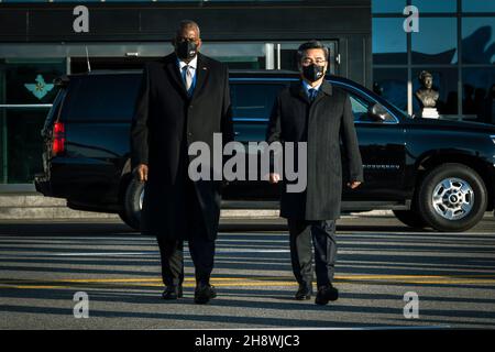 Seul, Corea del Sud. 2 dicembre 2021. Il Segretario della Difesa degli Stati Uniti Lloyd J. Austin III, di sinistra, è scortato dal Ministro della Difesa sudcoreano Suh Wook, durante la cerimonia di arrivo al Ministero della Difesa Nazionale 2 dicembre 2021 a Seoul, Corea del Sud. Credit: Chad McNeeley/DOD/Alamy Live News Foto Stock