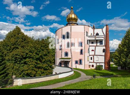 Stammhaus (casa principale) edificio del Rogner Thermal Spa and Hotel by Hundertwasser, Bad Blumau, Austria Foto Stock