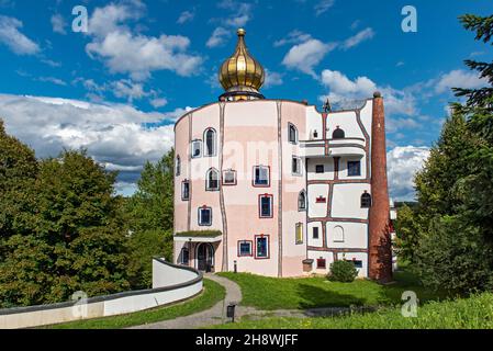 Stammhaus (casa principale) edificio del Rogner Thermal Spa and Hotel by Hundertwasser, Bad Blumau, Austria Foto Stock