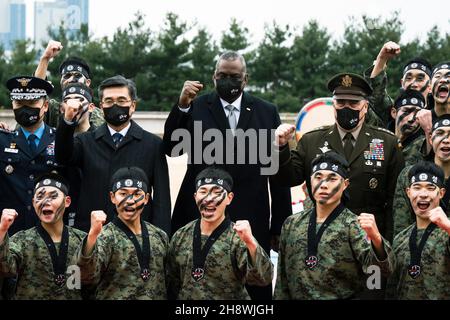 Seul, Corea del Sud. 2 dicembre 2021. Il Segretario della Difesa degli Stati Uniti Lloyd J. Austin III, Center, Presidente dei Capi congiunti Gen. Mark Milley, Right, e il Ministro della Difesa sudcoreano Suh Wook, si sono posti con i soldati coreani a seguito di una demodrazione Taekwondo durante la cerimonia di arrivo al Ministero della Difesa Nazionale 2 dicembre 2021 a Seoul, Corea del Sud. Credit: Chad McNeeley/DOD/Alamy Live News Foto Stock