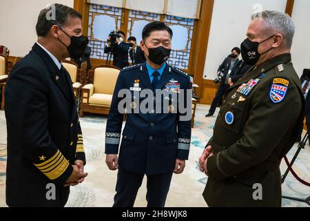 Seul, Corea del Sud. 2 dicembre 2021. ADM. USA John C. Aquilino, comandante, comando U.S.Indo-Pacific, Gen. Ha vinto in-choul, presidente sudcoreano dei Capi congiunti di Stato maggiore, Centro, e Gen. Paul LaCamera, comandante, forze statunitensi Corea, proprio prima dell'inizio del 53° incontro consultivo sulla sicurezza presso il Ministero della Difesa Nazionale, 2 dicembre 2021 a Seoul, Corea del Sud. Credit: Chad McNeeley/DOD/Alamy Live News Foto Stock