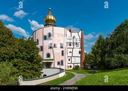 Stammhaus (casa principale) edificio del Rogner Thermal Spa and Hotel by Hundertwasser, Bad Blumau, Austria Foto Stock