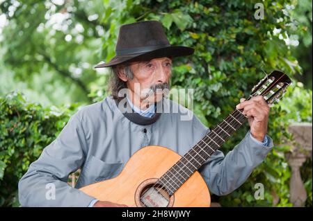 Argentina Gaucho cantare e suonare la chitarra, San Antonio de Areco, Provincia di Buenos Aires, Argentina, Sud America Foto Stock