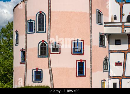 Dettaglio della facciata colorata di Stammhaus (casa principale) edificio, Rogner Thermal Spa Hotel by Hundertwasser, Bad Blumau, Austria Foto Stock