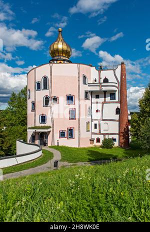 Stammhaus (casa principale) edificio del Rogner Thermal Spa and Hotel by Hundertwasser, Bad Blumau, Austria Foto Stock