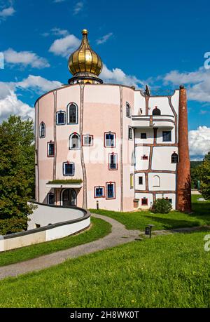 Stammhaus (casa principale) edificio del Rogner Thermal Spa and Hotel by Hundertwasser, Bad Blumau, Austria Foto Stock