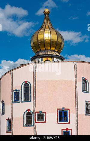 Facciata colorata e cupola dorata, edificio Stammhaus (casa principale), Rogner Thermal Spa Hotel by Hundertwasser, Bad Blumau, Austria Foto Stock