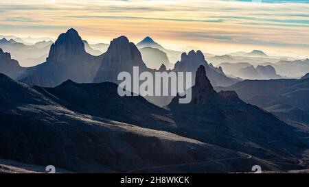 Ahaggar montagne nel deserto del sahara d'algeria all'alba Foto Stock