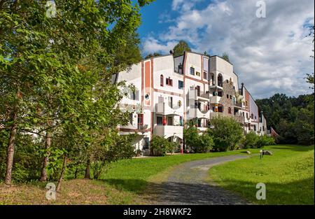 Steinhaus (Casa di pietra) edificio del Rogner Thermal Spa and Hotel progettato da Hundertwasser, Bad Blumau, Austria Foto Stock