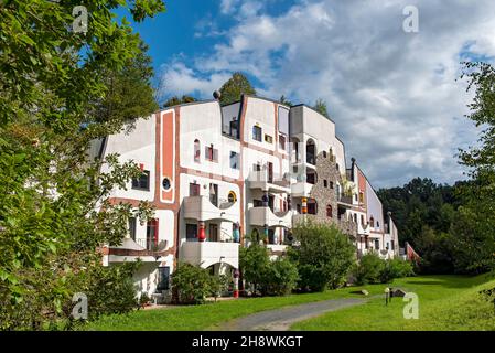 Steinhaus (Casa di pietra) edificio del Rogner Thermal Spa and Hotel progettato da Hundertwasser, Bad Blumau, Austria Foto Stock