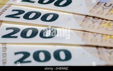 Il mucchio da 200 banconote in euro con tracciato di ritaglio Foto Stock