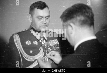 Warszawa, 1946-05-09. Uroczystoœæ wrêczenia Medalu Zwyciêstwa i Wolnoœci 1945, ustanowionego dekretem Rady Ministrów zatwierdzonym przez KRN z dnia 26 paŸdziernika 1945 roku. Z okazji pierwszej rocznicy zakoñczenia II wojny œwiatowej Edward Osóbka-Morawski dekoruje medalem osoby, które przyczyni³y siê do zwyciêstwa nad faszyzmem hitlerowskim w okresie wojny 1939-1945. po/gr PAP/Karol Szczeciñski Varsavia, 9 maggio 1946. La cerimonia di assegnazione della Medaglia alla Vittoria e alla libertà del 1945, istituita con decreto del Consiglio dei Ministri e approvata dal Consiglio Nazionale Polacco KRN il 26 ottobre Foto Stock