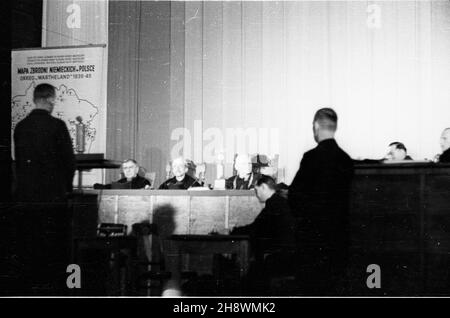 Poznañ, 1946. Aula Uniwersytetu Poznañskiego. W dniach od 21 czerwca do 9 lipca toczy³ siê przed Najwy¿szym Trybuna³em Narodowym w Poznaniu proces gaulaitera Kraju Warty Artura Greisera. Greiser zosta³ skazany na karê œmierci. Wyrok wykonano publicznie dnia 21 lipca 1946 roku na stokach poznañskiej cytadeli. Zeznania œwiadka. msa PAP/J. ¯yszkowski Dok³adny miesi¹c i dzieñ wydarzenia nieustalone. Poznan, 1946. La sala conferenze dell'Università di Poznan. Un processo di gaulaiter (governatore) della regione del fiume Warta Artur Greiser tenuto davanti al più alto Tribunale Nazionale dal giugno 21 al luglio Foto Stock