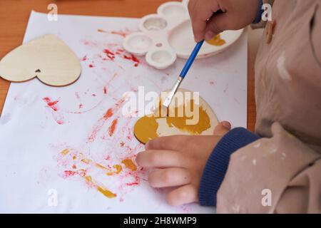 Le mani dei bambini dipingendo i cuori. San Valentino. Sessione didattica Foto Stock