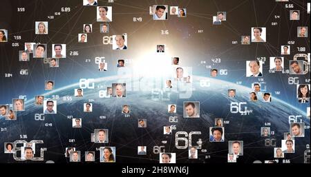 Immagine digitale composita di uomini e donne multirazziali con connessioni e networking globali Foto Stock