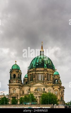 La Cattedrale di Berlino (Berliner Dom), conosciuta anche come, la parrocchia evangelica Suprema e Collegiata, una monumentale chiesa evangelica tedesca e la chiesa... Foto Stock