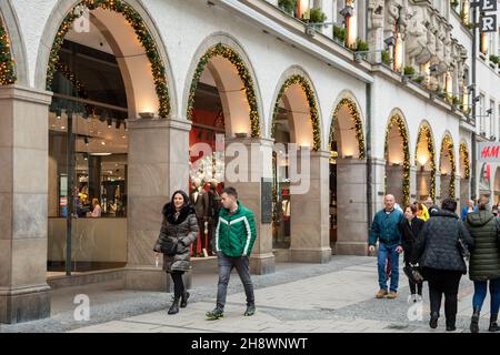 La gente nella zona pedonale di Monaco, Germania va a fare shopping mentre lo spirito di Natale sta cominciando a prosperare il 2 dicembre 2021. Il cancelliere tedesco OLAF Scholz (SPD) ha dichiarato favorevole ad una vaccinazione obbligatoria generale. (Foto di Alexander Pohl/Sipa USA) Foto Stock