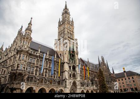 Monaco di Baviera, Germania. 2 dicembre 2021. La gente nella zona pedonale di Monaco, Germania va a fare shopping mentre lo spirito di Natale sta cominciando a prosperare il 2 dicembre 2021. Il cancelliere tedesco OLAF Scholz (SPD) ha dichiarato favorevole ad una vaccinazione obbligatoria generale. (Foto di Alexander Pohl/Sipa USA) Credit: Sipa USA/Alamy Live News Foto Stock