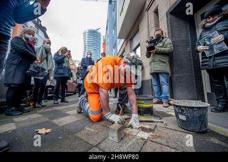 02 dicembre 2021, NRW, Duesseldorf: Due Stolpersteine, precedentemente rubate, che commemorano il destino della coppia sposata Berta e Max Back, vengono ripristinate. I due Stolpersteine erano stati forzatamente strappati fuori dalla strada nel distretto di Pempelfort all'inizio di novembre. Due settimane dopo, un cittadino scoprì le pietre rubate in un parco e le portò alla polizia. Foto: Malte Krudewig/dpa Foto Stock