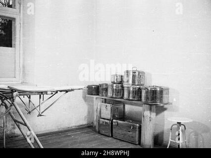 Polska, 1946. Szpital Polskiego Czerwonego Krzy¿a. Sala zabiegowa. ps/ms PAP/Stanis³aw D¹browiecki Polonia, 1946. Ospedale Polacco della Croce Rossa. Nella foto: Una sala di trattamento. ps/ms PAP/Stanislaw Dabrowiecki Foto Stock