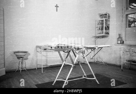 Polska, 1946. Szpital Polskiego Czerwonego Krzy¿a. Sala zabiegowa. ps/ms PAP/Stanis³aw D¹browiecki Polonia, 1946. Ospedale Polacco della Croce Rossa. Nella foto: Una sala di trattamento. ps/ms PAP/Stanislaw Dabrowiecki Foto Stock